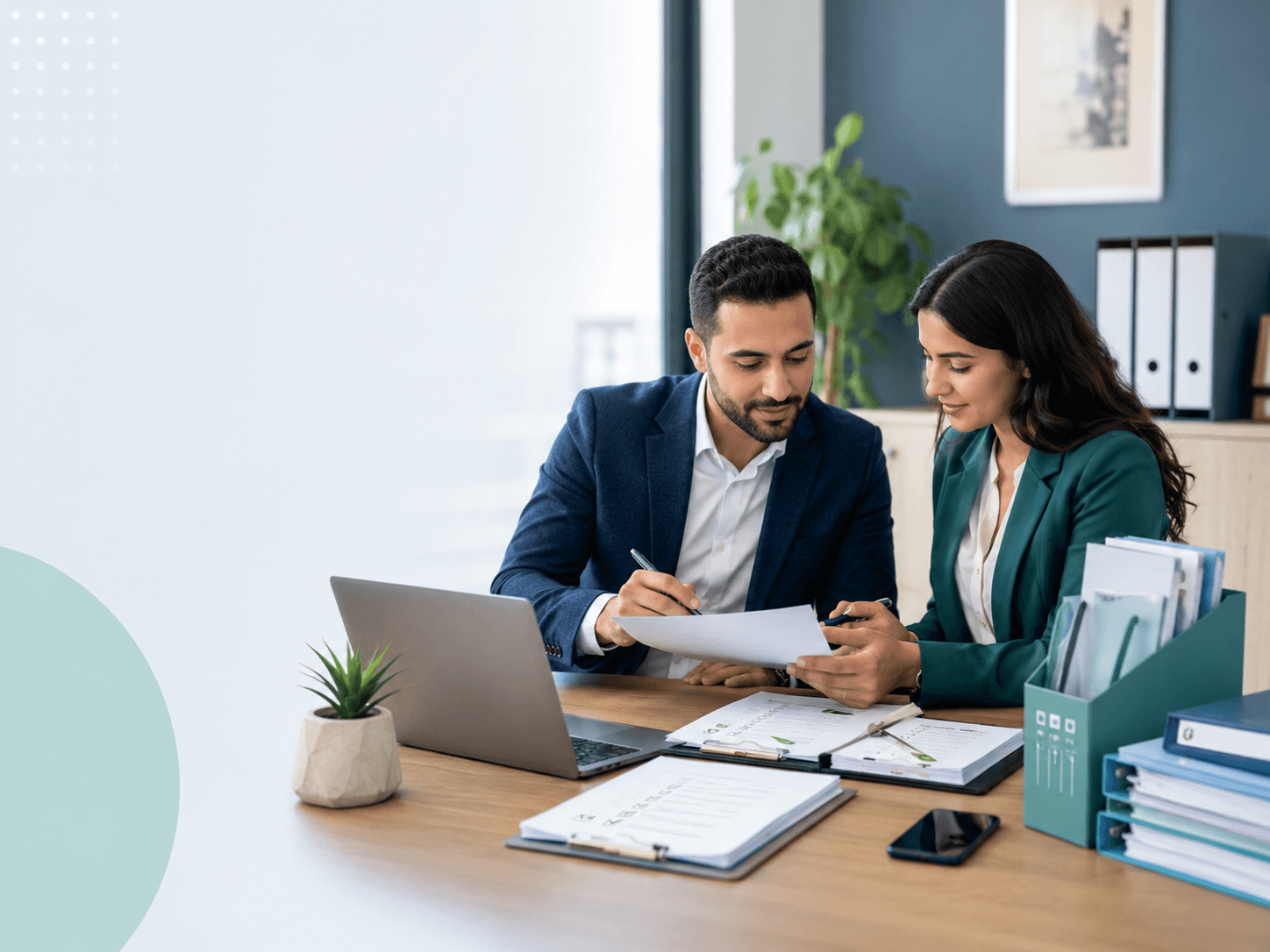 Cabinet comptable préparant des documents et templates e-facture